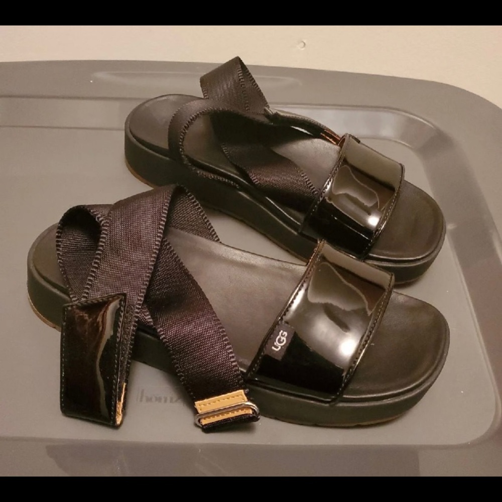 Ladies UGG Lennox Sandals like new